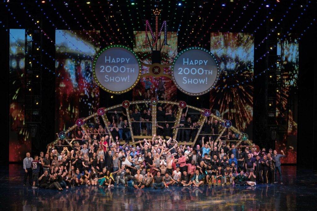 シルク・ドゥ・ソレイユ「マイケル・ジャクソンONE」出演時の2000回記念集合写真。講師が出演パフォーマーとして参加。