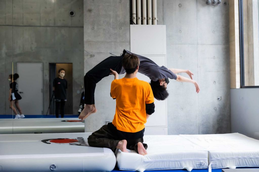 講師が子どものバク転を補助する、バク転パーソナル教室のレッスン風景