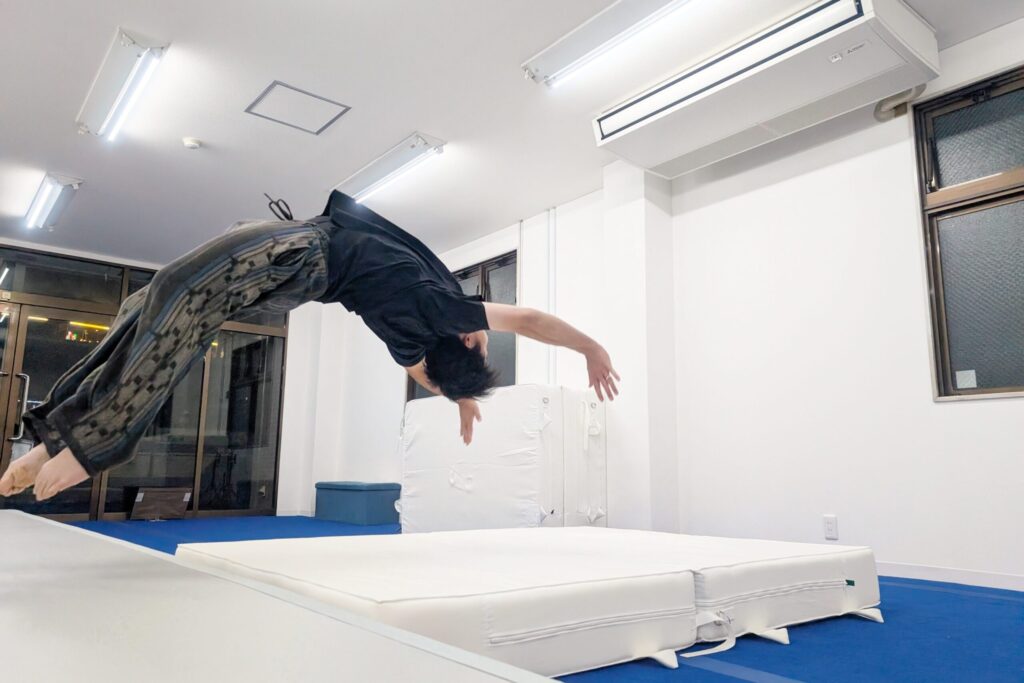 経験豊富な講師が常にサポート。正しいフォームと安全な回転動作を身につけます。