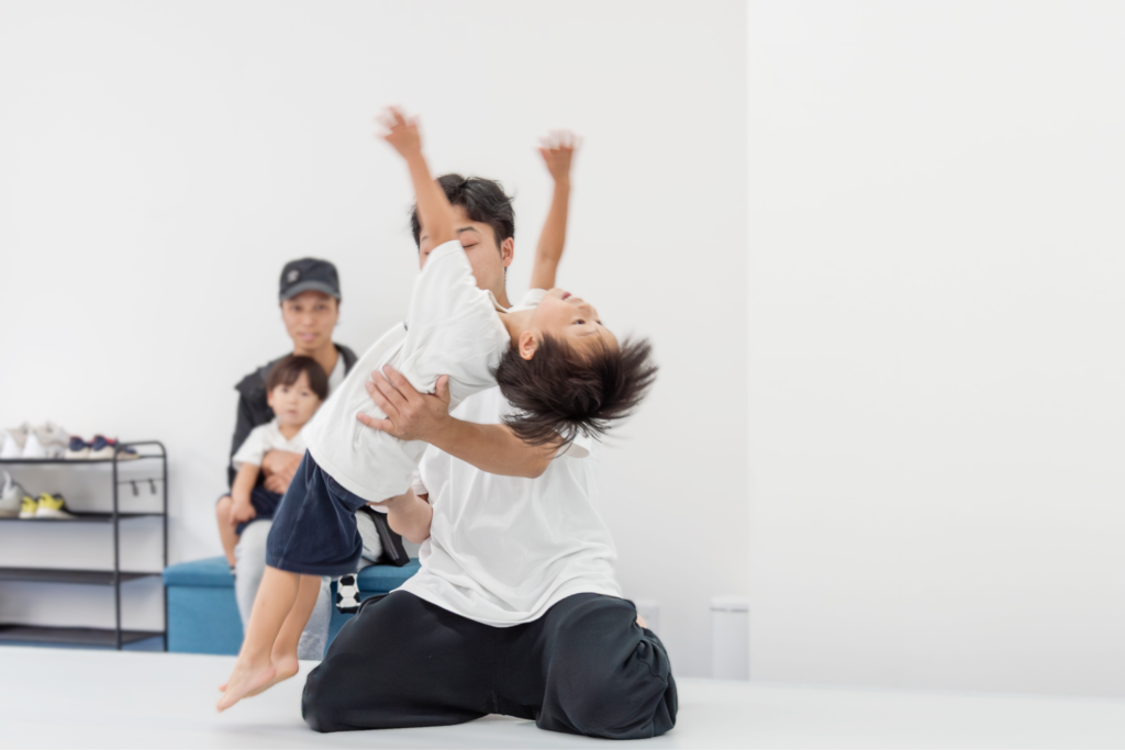 講師が子どものバク転を補助し、保護者が見守るバク転パーソナル教室市川店のレッスン風景