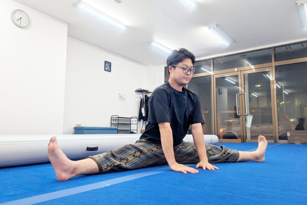 初回体験では、ケガを防ぐために入念なストレッチを行い、体を動かす準備を整えます。