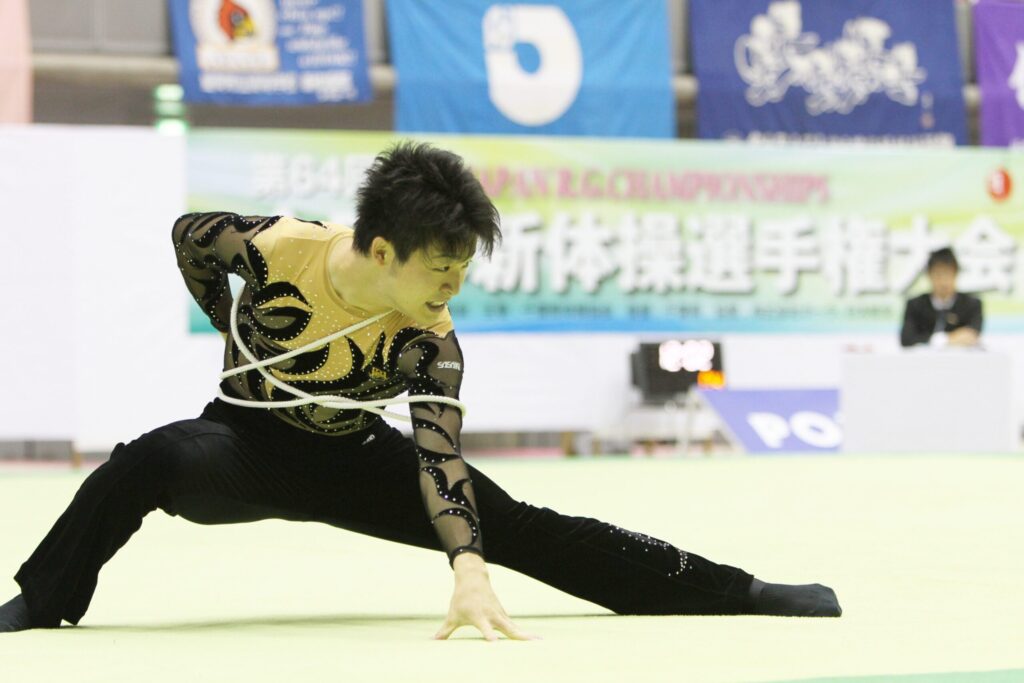 全日本新体操選手権で演技する講師（柴田翔平）