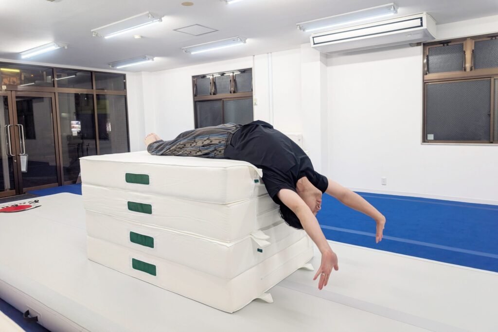 マットを重ねることで衝撃を吸収し、恐怖心を減らしながら動作を体で覚えます。