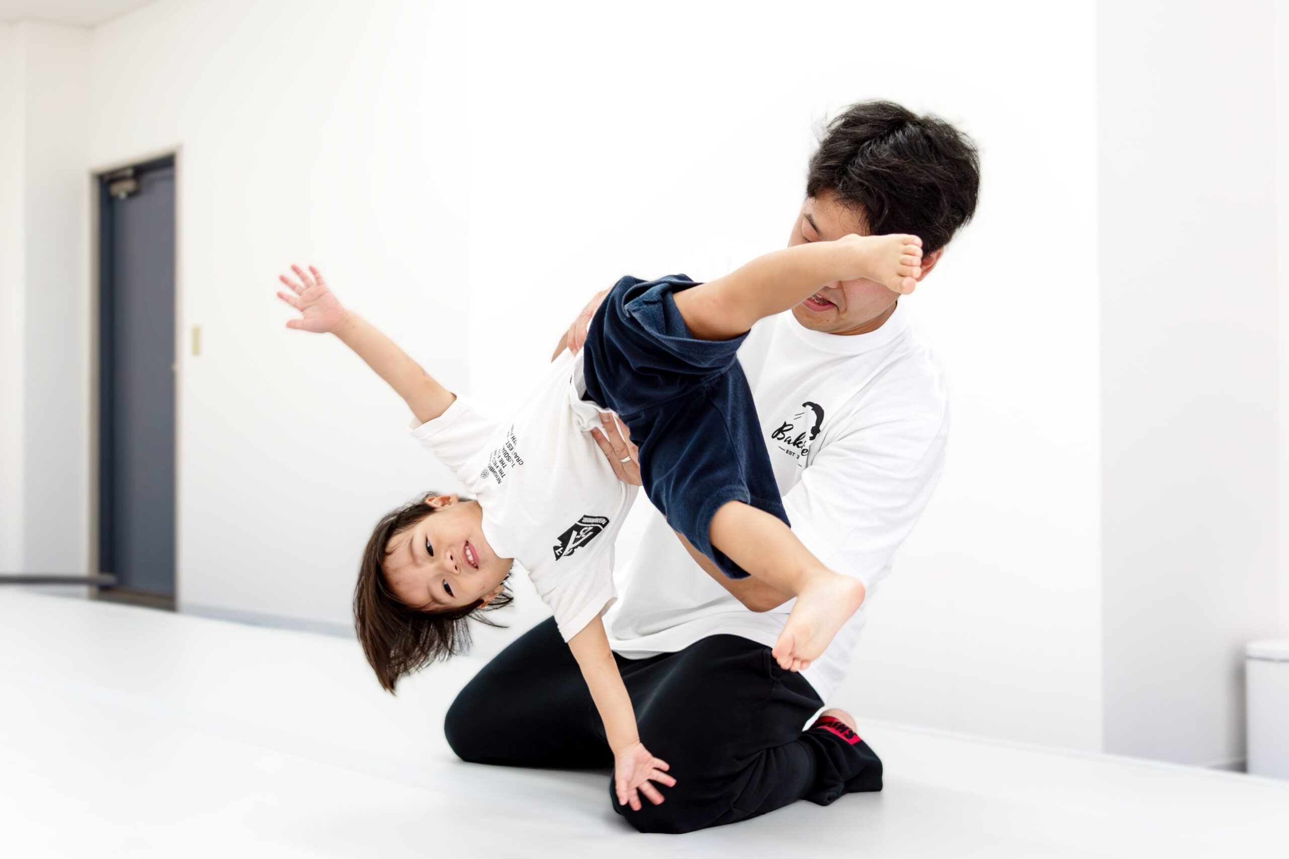 講師が子どもの側転を補助しているバク転パーソナル教室市川店のレッスン風景