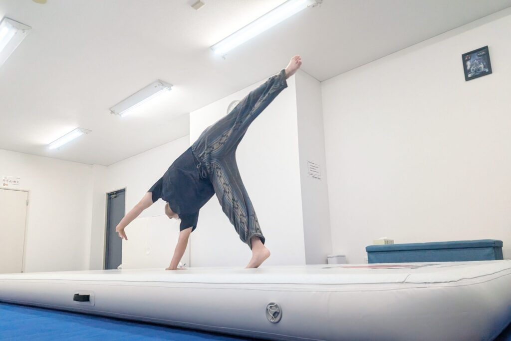 初心者でも安全に体の使い方を身につけられるよう、講師がマンツーマンで指導します。