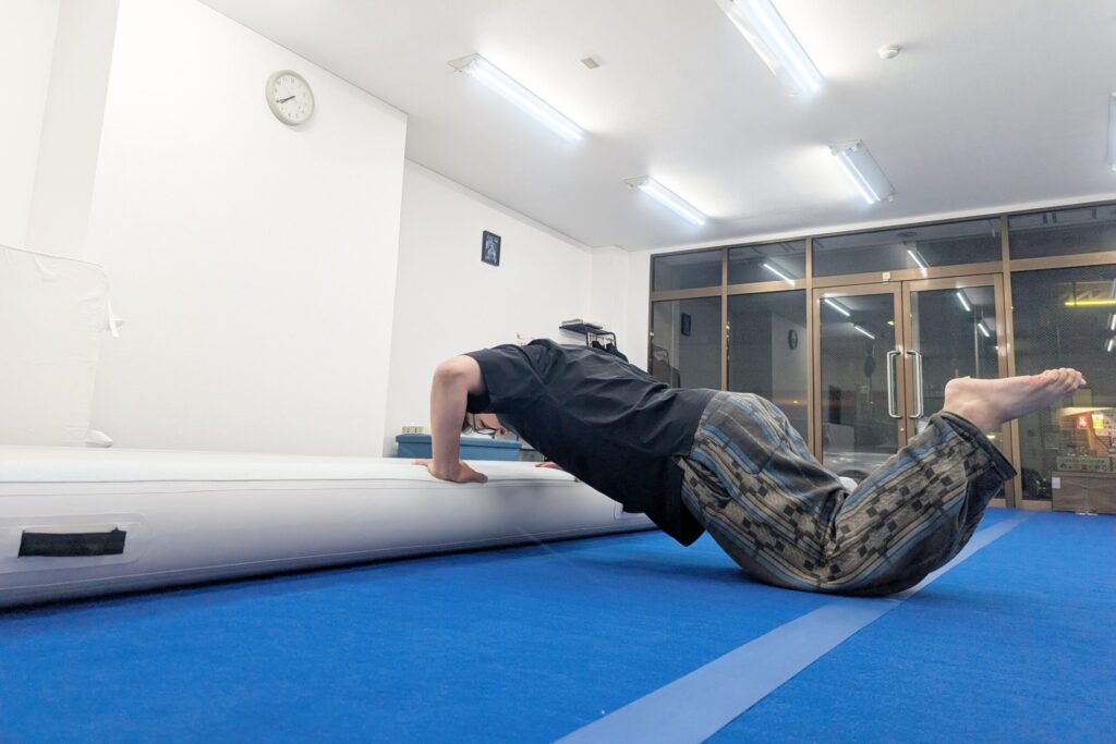 ケガ防止と体のウォーミングアップを目的に、 ストレッチ・軽い筋トレ・壁倒立・ブリッジを行います。