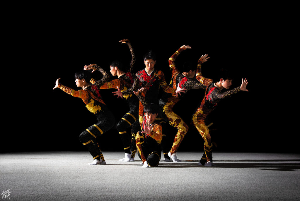 青森山田高校男子新体操部の団体演技。アクロバティックな動きと表現美を融合させた2023年の演技シーン。